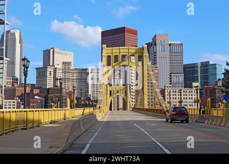 Teilweise Skyline der Innenstadt von Pittsburgh, Pennsylvania, von der Andy Warhol Brücke über den Allegheny River aus gesehen Stockfoto