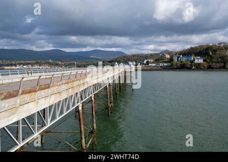 Garth Pier, Bangor, Nordwales. Blick zurück auf die Stadt mit den Hügeln und Bergen im Hintergrund. Stockfoto