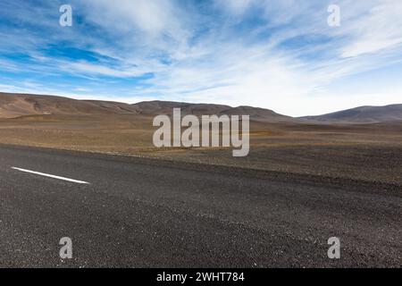 Autobahn durch trockene Kies-Lavafelder unter einem blauen Sommerhimmel Stockfoto