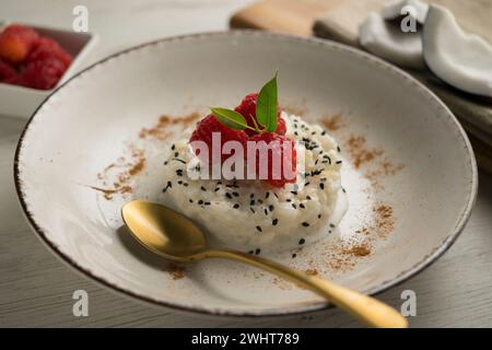 Himbeer-Kleberreis. Kleberreis mit Kokosmilch und frischem Obst gekocht. Stockfoto