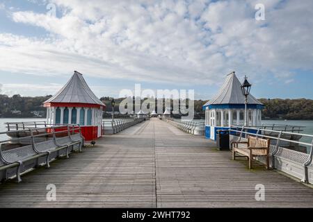 Farbenfrohe Kioske am Garth Pier mit Blick auf die Menai Strait in Bangor, Nordwales. Stockfoto