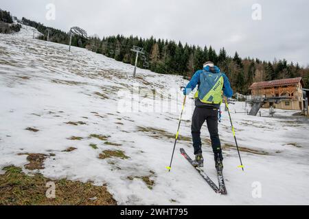 © PHOTOPQR/LA MONTAGNE/Richard BRUNEL ; ; 25/01/2024 ; Fermeture Remontees Mecaniques Station Ski La Sambuy, pour mag, neige, climat, Rebauffement, enneigement, montagne, Alpes, tourismus, Sport Hiver/Ete, Faverges le 23/01/2024 Foto Richard Brunel La Sambuy, Frankreich, 25. januar 204. Französische Nordalpen. In diesem Winter blieben die Skilifte in diesem Ferienort Haute-Savoie, wenige Kilometer von LakeAnnecy entfernt, stationär. Der zunehmend unvorhersehbare Schneefall und die hohen Wartungskosten haben die Gemeinde dazu gebracht, auf den Sessellift zu verzichten. Ausrüstung, die auch während der Summe weit verbreitet war Stockfoto