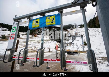 © PHOTOPQR/LA MONTAGNE/Richard BRUNEL ; ; 25/01/2024 ; Fermeture Remontees Mecaniques Station Ski La Sambuy, pour mag, neige, climat, Rebauffement, enneigement, montagne, Alpes, tourismus, Sport Hiver/Ete, Faverges le 23/01/2024 Foto Richard Brunel La Sambuy, Frankreich, 25. januar 204. Französische Nordalpen. In diesem Winter blieben die Skilifte in diesem Ferienort Haute-Savoie, wenige Kilometer von LakeAnnecy entfernt, stationär. Der zunehmend unvorhersehbare Schneefall und die hohen Wartungskosten haben die Gemeinde dazu gebracht, auf den Sessellift zu verzichten. Ausrüstung, die auch während der Summe weit verbreitet war Stockfoto