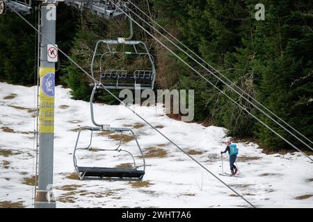 © PHOTOPQR/LA MONTAGNE/Richard BRUNEL ; ; 25/01/2024 ; Fermeture Remontees Mecaniques Station Ski La Sambuy, pour mag, neige, climat, Rebauffement, enneigement, montagne, Alpes, tourismus, Sport Hiver/Ete, Faverges le 23/01/2024 Foto Richard Brunel La Sambuy, Frankreich, 25. januar 204. Französische Nordalpen. In diesem Winter blieben die Skilifte in diesem Ferienort Haute-Savoie, wenige Kilometer von LakeAnnecy entfernt, stationär. Der zunehmend unvorhersehbare Schneefall und die hohen Wartungskosten haben die Gemeinde dazu gebracht, auf den Sessellift zu verzichten. Ausrüstung, die auch während der Summe weit verbreitet war Stockfoto