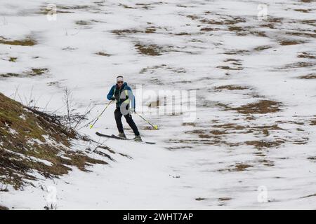 © PHOTOPQR/LA MONTAGNE/Richard BRUNEL ; ; 25/01/2024 ; Fermeture Remontees Mecaniques Station Ski La Sambuy, pour mag, neige, climat, Rebauffement, enneigement, montagne, Alpes, tourismus, Sport Hiver/Ete, Faverges le 23/01/2024 Foto Richard Brunel La Sambuy, Frankreich, 25. januar 204. Französische Nordalpen. In diesem Winter blieben die Skilifte in diesem Ferienort Haute-Savoie, wenige Kilometer von LakeAnnecy entfernt, stationär. Der zunehmend unvorhersehbare Schneefall und die hohen Wartungskosten haben die Gemeinde dazu gebracht, auf den Sessellift zu verzichten. Ausrüstung, die auch während der Summe weit verbreitet war Stockfoto