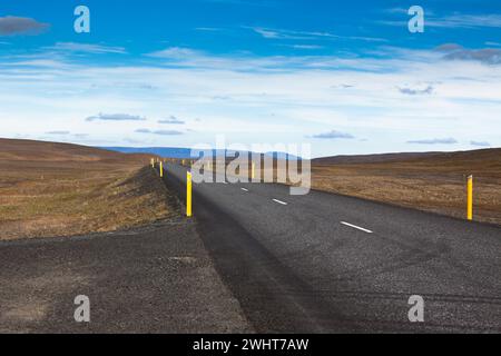 Highway durch die kies Lavafelder Landschaft unter einem blauen Sommerhimmel Stockfoto