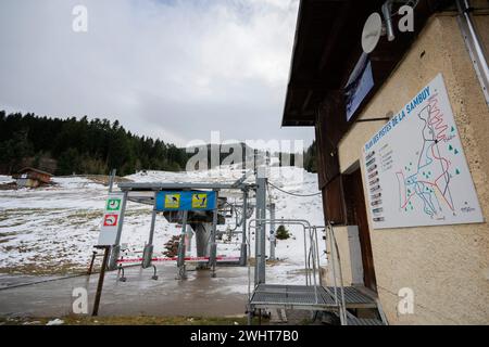 © PHOTOPQR/LA MONTAGNE/Richard BRUNEL ; ; 25/01/2024 ; Fermeture Remontees Mecaniques Station Ski La Sambuy, pour mag, neige, climat, Rebauffement, enneigement, montagne, Alpes, tourismus, Sport Hiver/Ete, Faverges le 23/01/2024 Foto Richard Brunel La Sambuy, Frankreich, 25. januar 204. Französische Nordalpen. In diesem Winter blieben die Skilifte in diesem Ferienort Haute-Savoie, wenige Kilometer von LakeAnnecy entfernt, stationär. Der zunehmend unvorhersehbare Schneefall und die hohen Wartungskosten haben die Gemeinde dazu gebracht, auf den Sessellift zu verzichten. Ausrüstung, die auch während der Summe weit verbreitet war Stockfoto