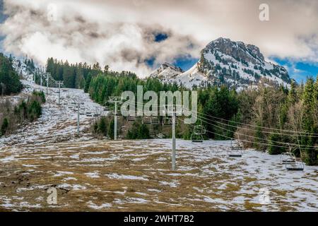 © PHOTOPQR/LA MONTAGNE/Richard BRUNEL ; ; 25/01/2024 ; Fermeture Remontees Mecaniques Station Ski La Sambuy, pour mag, neige, climat, Rebauffement, enneigement, montagne, Alpes, tourismus, Sport Hiver/Ete, Faverges le 23/01/2024 Foto Richard Brunel La Sambuy, Frankreich, 25. januar 204. Französische Nordalpen. In diesem Winter blieben die Skilifte in diesem Ferienort Haute-Savoie, wenige Kilometer von LakeAnnecy entfernt, stationär. Der zunehmend unvorhersehbare Schneefall und die hohen Wartungskosten haben die Gemeinde dazu gebracht, auf den Sessellift zu verzichten. Ausrüstung, die auch während der Summe weit verbreitet war Stockfoto