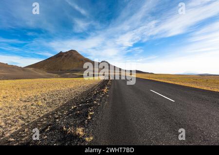 Highway durch die kies Lavafelder Landschaft unter einem blauen Sommerhimmel Stockfoto