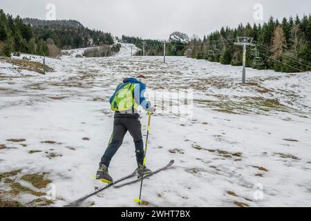 © PHOTOPQR/LA MONTAGNE/Richard BRUNEL ; ; 25/01/2024 ; Fermeture Remontees Mecaniques Station Ski La Sambuy, pour mag, neige, climat, Rebauffement, enneigement, montagne, Alpes, tourismus, Sport Hiver/Ete, Faverges le 23/01/2024 Foto Richard Brunel La Sambuy, Frankreich, 25. januar 204. Französische Nordalpen. In diesem Winter blieben die Skilifte in diesem Ferienort Haute-Savoie, wenige Kilometer von LakeAnnecy entfernt, stationär. Der zunehmend unvorhersehbare Schneefall und die hohen Wartungskosten haben die Gemeinde dazu gebracht, auf den Sessellift zu verzichten. Ausrüstung, die auch während der Summe weit verbreitet war Stockfoto