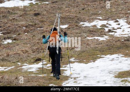 © PHOTOPQR/LA MONTAGNE/Richard BRUNEL ; ; 25/01/2024 ; Fermeture Remontees Mecaniques Station Ski La Sambuy, pour mag, neige, climat, Rebauffement, enneigement, montagne, Alpes, tourismus, Sport Hiver/Ete, Faverges le 23/01/2024 Foto Richard Brunel La Sambuy, Frankreich, 25. januar 204. Französische Nordalpen. In diesem Winter blieben die Skilifte in diesem Ferienort Haute-Savoie, wenige Kilometer von LakeAnnecy entfernt, stationär. Der zunehmend unvorhersehbare Schneefall und die hohen Wartungskosten haben die Gemeinde dazu gebracht, auf den Sessellift zu verzichten. Ausrüstung, die auch während der Summe weit verbreitet war Stockfoto