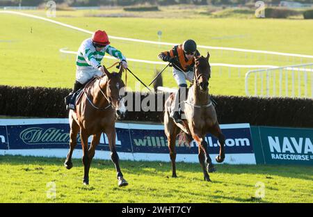 American Mike (links) wurde von Jockey Jack Kennedy auf dem Weg zum Sieg der William Hill Ten Up Novice Chase auf der Navan Racecourse in County Meath, Irland, gefahren. Bilddatum: Sonntag, 11. Februar 2024. Stockfoto