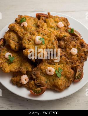 Tortillitas de Camarones. Traditionelle Tapa aus Mehl und Eiteig mit Garnelen oder Garnelen, sehr berühmt in der Cadiz Gegend in Spanien. Stockfoto