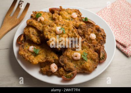 Tortillitas de Camarones. Traditionelle Tapa aus Mehl und Eiteig mit Garnelen oder Garnelen, sehr berühmt in der Cadiz Gegend in Spanien. Stockfoto