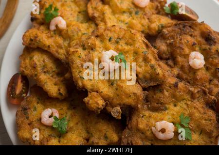 Tortillitas de Camarones. Traditionelle Tapa aus Mehl und Eiteig mit Garnelen oder Garnelen, sehr berühmt in der Cadiz Gegend in Spanien. Stockfoto