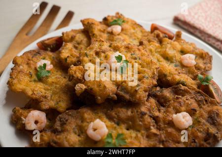 Tortillitas de Camarones. Traditionelle Tapa aus Mehl und Eiteig mit Garnelen oder Garnelen, sehr berühmt in der Cadiz Gegend in Spanien. Stockfoto