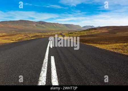 Highway durch die kies Lavafelder Landschaft unter einem blauen Sommerhimmel Stockfoto