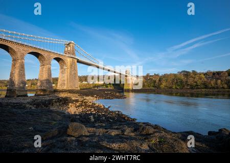 Die Menai Suspension Bridge an der Küste zwischen Anglesey (Ynys Mon) und dem Festland Nordwales. Stockfoto