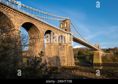 Die Menai Suspension Bridge an der Küste zwischen Anglesey (Ynys Mon) und dem Festland Nordwales. Stockfoto