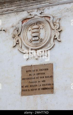 Antigua, Guatemala. Wappen an der Mauer der Universität San Carlos, gegründet 1675. Stockfoto