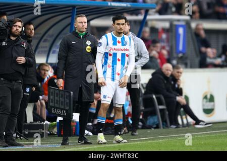 Heerenveen, Niederlande. Februar 2024. HEERENVEEN, 11.02.2024, Abe Lenstra Stadium, Dutch Eredivisie Football Season 2023/2024.(L-R) 4. Offizieller Martijn Vos, Ersatzspieler des SC Heerenveen Natan Tjoe-A-ON während des Spiels Heerenveen - Ajax Credit: Pro Shots/Alamy Live News Stockfoto