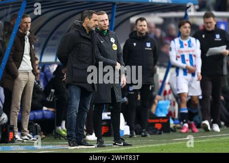 Heerenveen, Niederlande. Februar 2024. HEERENVEEN, 11.02.2024, Abe Lenstra Stadium, Dutch Eredivisie Football Season 2023/2024. (L-R) Ajax Coach Trainer John van 't Schip, 4. Offizieller Martijn Vos während des Spiels Heerenveen - Ajax Credit: Pro Shots/Alamy Live News Stockfoto