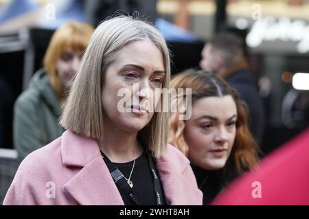 Esther Ghey, die Mutter der ermordeten 16-jährigen Brianna Ghey, besuchte eine Mahnwache am Golden Square, Warrington, anlässlich des ersten Todestages ihrer Tochter. Bilddatum: Sonntag, 11. Februar 2024. Stockfoto