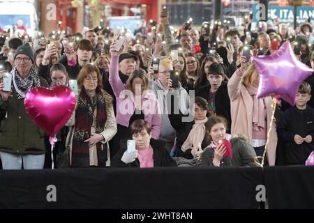 Die Leute halten ihre Telefone hoch, während einer zweiminütigen Mahnwache am Golden Square, Warrington, anlässlich des ersten Jahrestages des Mordes an der 16-jährigen Brianna Ghey. Bilddatum: Sonntag, 11. Februar 2024. Stockfoto