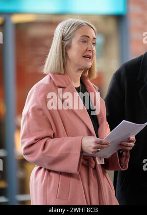 Esther Ghey, die Mutter der ermordeten 16-jährigen Brianna Ghey, sprach bei einer Mahnwache am Golden Square, Warrington, zum ersten Todestag ihrer Tochter. Bilddatum: Sonntag, 11. Februar 2024. Stockfoto