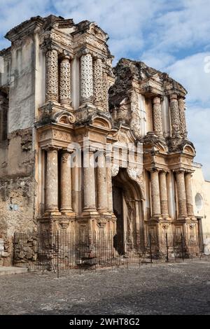 Antigua, Guatemala. Ruinen der Fassade von El Carmen Kirche und Kloster. Stockfoto