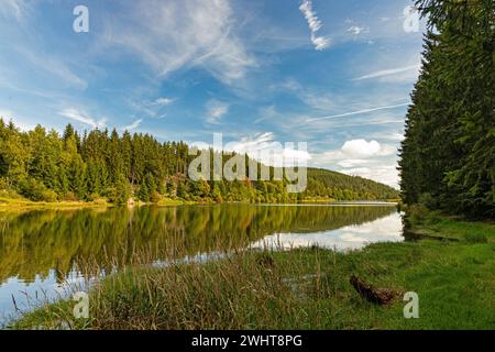 Blick auf das Luetsche Reservoir im Thüringer Wald Stockfoto