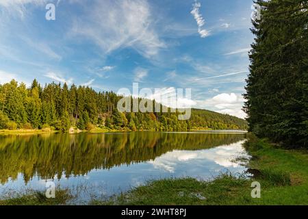 Blick auf das Luetsche Reservoir im Thüringer Wald Stockfoto