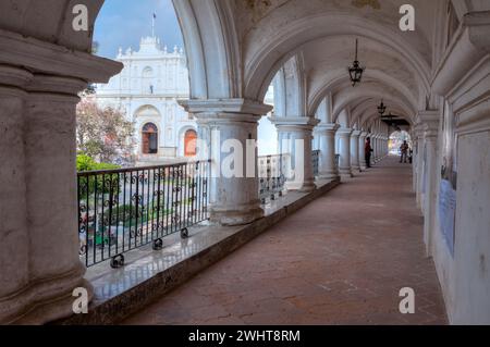 Antigua, Guatemala. Blick auf die Kirche von San Jose (Kathedrale von Santiago) (St. James) aus der zweiten Etage des Palacio de los Capitanes Generales. Stockfoto