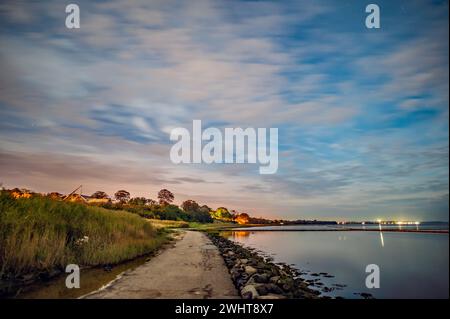 Wanderweg am Ufer Stockfoto