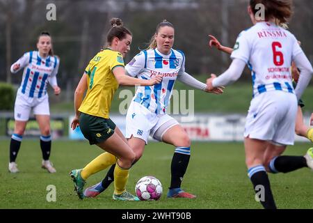 Heerenveen, Niederlande. Februar 2024. HEERENVEEN, NIEDERLANDE - 11. FEBRUAR: Charlotte Hulst von Fortuna Sittard kämpft am 11. Februar 2024 im Sportpark Skoatterwald im niederländischen Azerion Vrouwen Eredivisie Spiel zwischen sc Heerenveen und Fortuna Sittard um den Ball. (Foto: Pieter van der Woude/Orange Pictures) Credit: Orange Pics BV/Alamy Live News Stockfoto