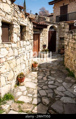 Steiniger Fußweg, der ein traditionelles Dorf durchquert. Steinerne Häuser mit Holztüren. Alte Architektur. Stockfoto