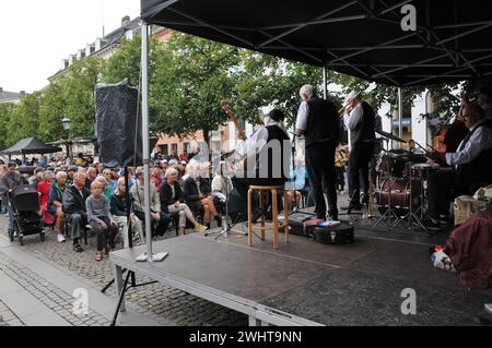 02. Juli 2023/Dänen lieben Jazz vor Ort Kommen Sie und hören Sie Jazz auf dem jährlich stattfindenden Copenahgen Jazz Festival vom 30. juni bis 9. Juli 2023, The Spirit of New Orleans Band spielt auf dem Copenhagen Jazz Festival bei hojbro Plads im dänischen Capiutal Kopenhagen Dänemark Audiance enjopy Jazz mit kalten Getränken Bier und Ein Glas Wein. (Foto: Francis Joseph Dean/Dean Pictures) Stockfoto