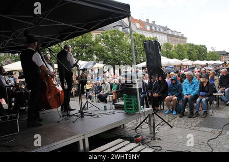 02. Juli 2023/Dänen lieben Jazz vor Ort Kommen Sie und hören Sie Jazz auf dem jährlich stattfindenden Copenahgen Jazz Festival vom 30. juni bis 9. Juli 2023, The Spirit of New Orleans Band spielt auf dem Copenhagen Jazz Festival bei hojbro Plads im dänischen Capiutal Kopenhagen Dänemark Audiance enjopy Jazz mit kalten Getränken Bier und Ein Glas Wein. (Foto: Francis Joseph Dean/Dean Pictures) Stockfoto