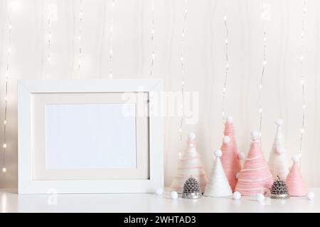DIY Weihnachtsbäume ist aus rosa Garn und weißem Rahmen auf dem Tisch gemacht. Vorderansicht Modell. Öko flauschige Weihnachtsdekoration Stockfoto
