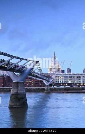 Millennium Bridge und St Paul's Cathedral in der Abenddämmerung, London, Großbritannien Stockfoto