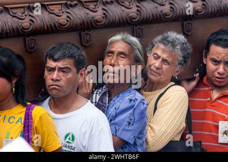 Antigua, Guatemala. Menschen mit einer Anda (Float) in Ostersonntag Auferstehung Prozession. Semana Santa. Stockfoto