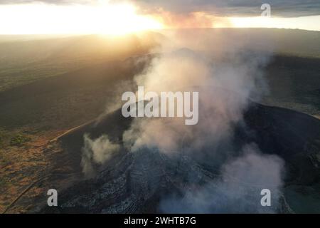 Gasfliege vom masaya Vulkankrater in Nicaragua Landschaft aus der Luft Drohnenansicht Stockfoto