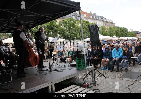 2. Juli 2023/Danes Love Jazz There fore come come and Hear Jazz auf dem jährlichen Copenahgen Jazz Festival vom 30. juni bis 9. Juli 2023, The Spirit of New Orleans Band spielt beim Copenhagen Jazz Festival im Hojbro plads im dänischen Kapiutal Kopenhagen Dänemark Audiance Enjopy Jazz mit kalten Getränken Bier und ein Glas Wein. Photo.Francis Joseph Dean/Dean Pictures Stockfoto