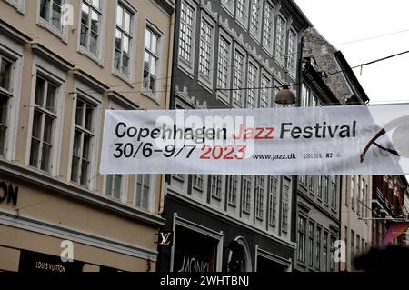 2. Juli 2023/Danes Love Jazz There fore come come and Hear Jazz auf dem jährlichen Copenahgen Jazz Festival vom 30. juni bis 9. Juli 2023, The Spirit of New Orleans Band spielt beim Copenhagen Jazz Festival im Hojbro plads im dänischen Kapiutal Kopenhagen Dänemark Audiance Enjopy Jazz mit kalten Getränken Bier und ein Glas Wein. Photo.Francis Joseph Dean/Dean Pictures Stockfoto