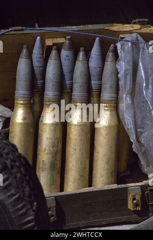 10. März 1991 sowjetische 57-mm-Geschosse, die von der irakischen Armee aufgegeben wurden, in einem sowjetischen 57-mm-AZP S-60-Flugabwehrgewehr an der Küste in Kuwait-Stadt. Stockfoto