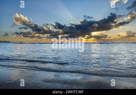 Wunderschönes Meer am Himmel bei Sonnenuntergang in Cäsarea Israel Stockfoto