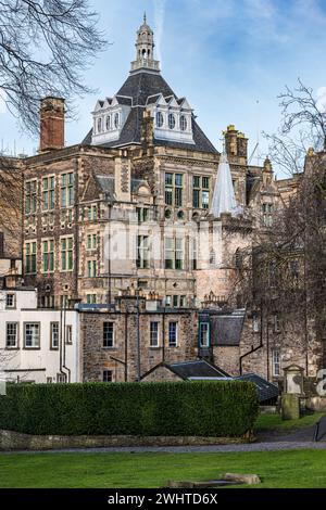 Blick auf den Turm der Central Library von Greyfriar's Kirkyard oder Churchyard, Edinburgh, Schottland, Großbritannien Stockfoto