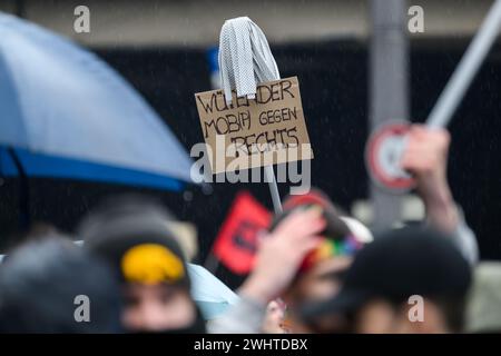 Dresden, Deutschland. Februar 2024. Gegendemonstratoren protestieren gegen einen marsch rechtsextremistischer Kräfte in die Innenstadt anlässlich des 79. Jahrestages der Zerstörung Dresdens im Zweiten Weltkrieg am 13. Februar 1945. Robert Michael/dpa/Alamy Live News Stockfoto