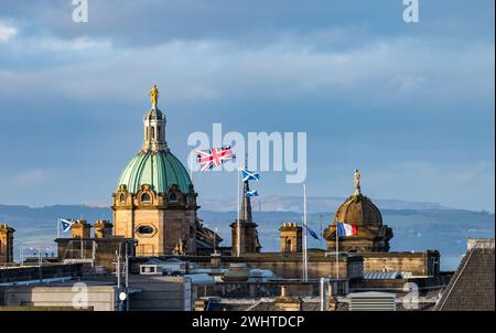 Blick auf die Skyline von Edinburgh mit Kupferkuppel auf den Hauptsitz der Lloyds Banking Group auf dem Hügel, Union Jack und St Andrew's Cross Flags, Schottland, Großbritannien Stockfoto