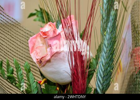 "Der tapfere Ritter tötete den Drachen, um die Prinzessin zu retten, und Rosen sprießen aus seinem Blut." Sant Jordis Tag, ein Urlaub in Katalonien, Spanien, ist es Tty Stockfoto